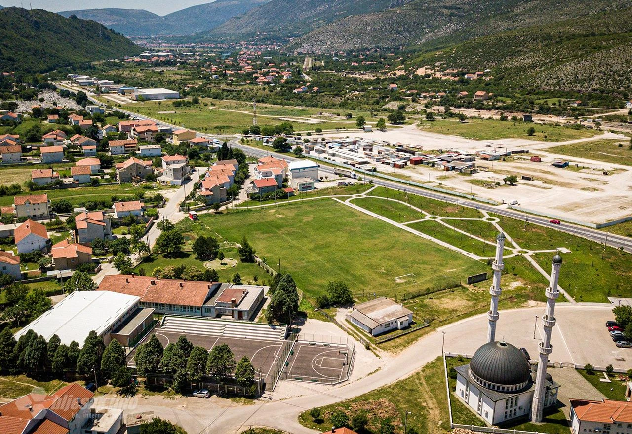 Srbin iz Mostara tvrdi da je na njegovoj zemlji napravljena džamija i 30 kuća