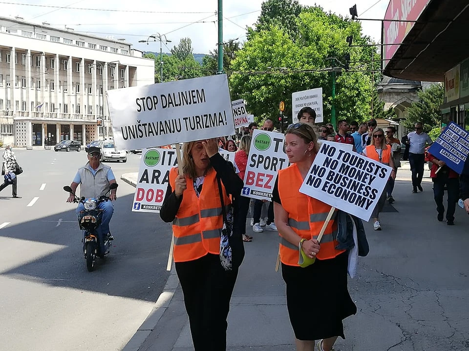 Turistički radnici i danas na ulicama - No tourists, no money, no business....