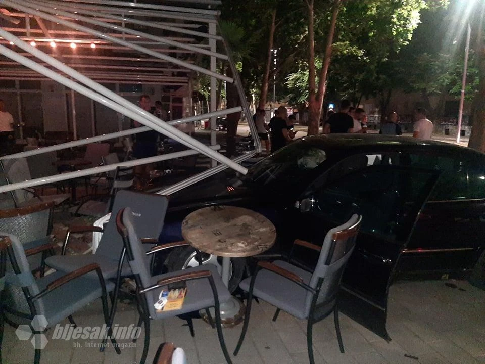 Mostar: Uletio automobilom na terasu kafića i rasturio je