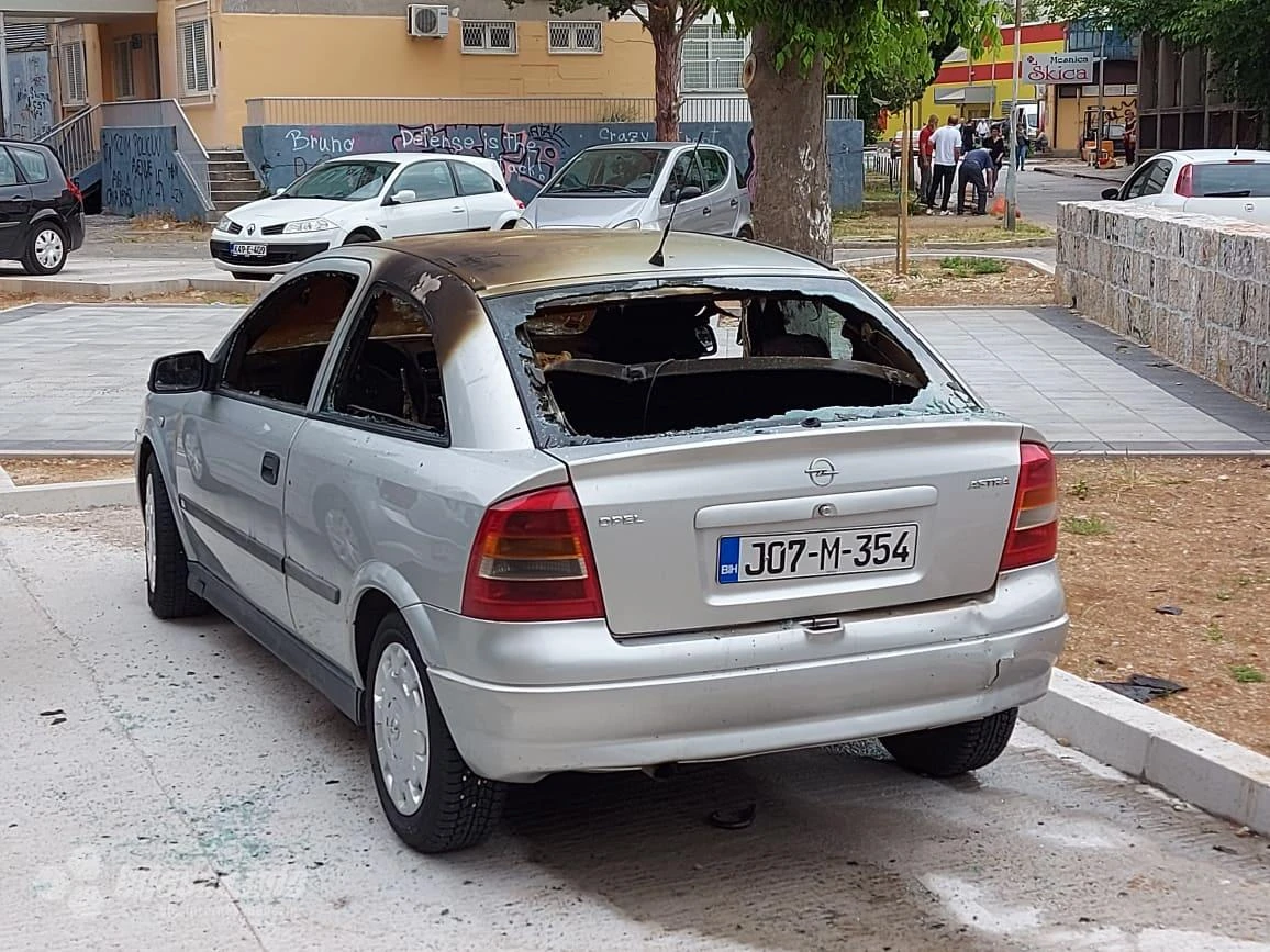 Mostar: Na parkingu planula Opel Astra