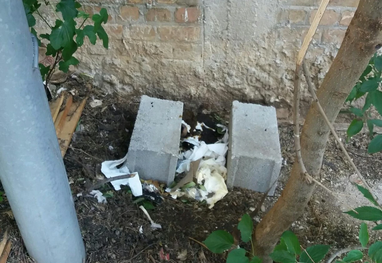 U središtu Mostara osvanuo improvizirani čučavac 