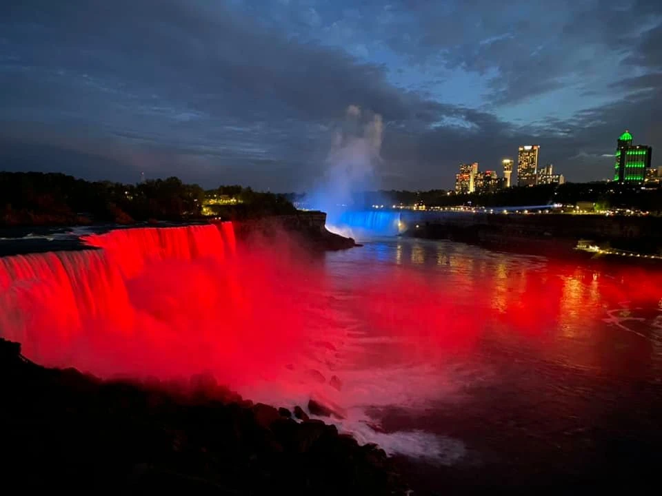 Čuveni Niagarini slapovi osvijetljeni u bojama hrvatske zastave
