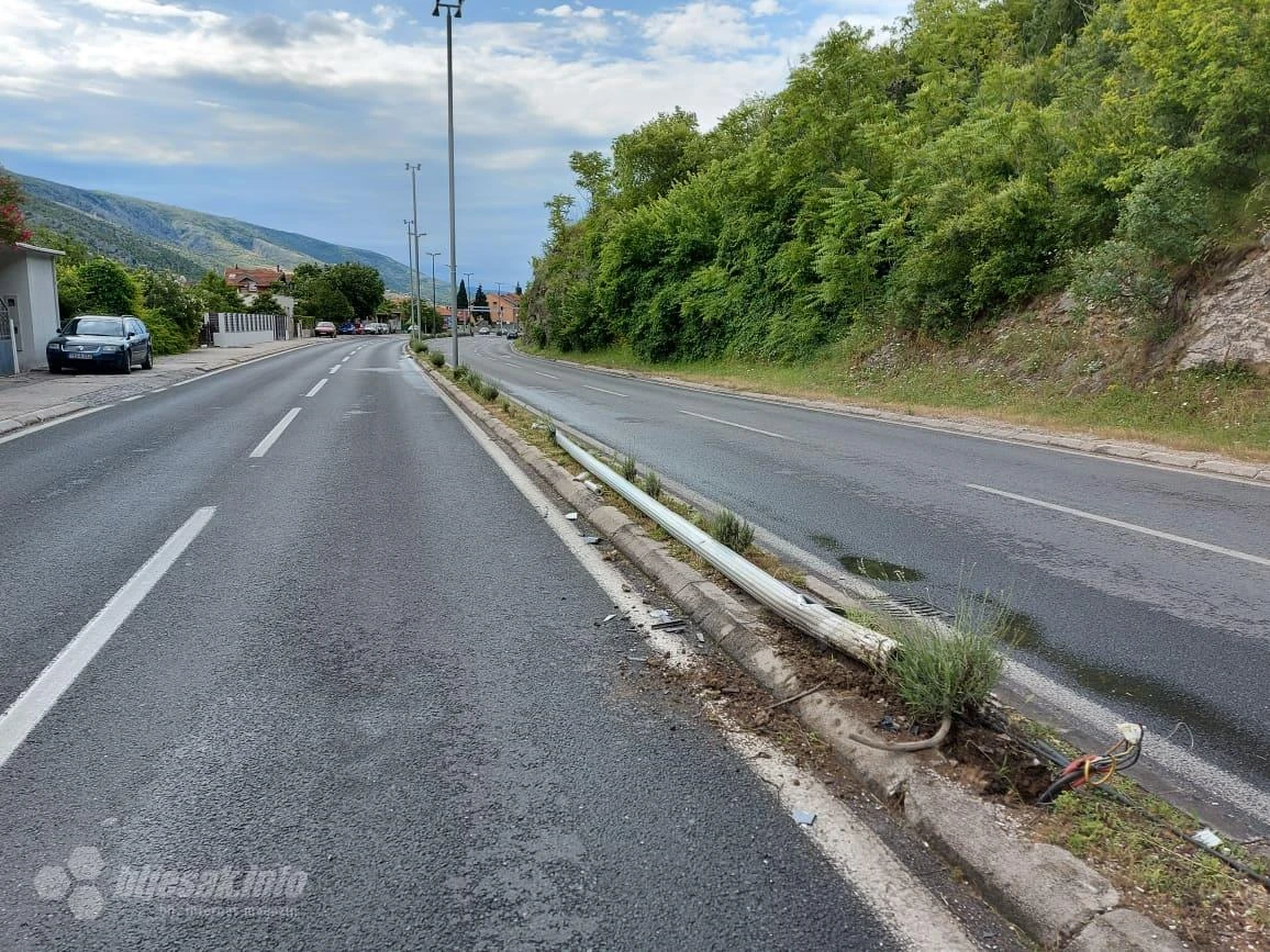Mostar: Vozilom srušila banderu