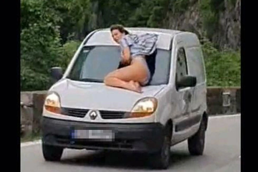 Djevojka na haubi vozila u kanjonu Vrbasa
