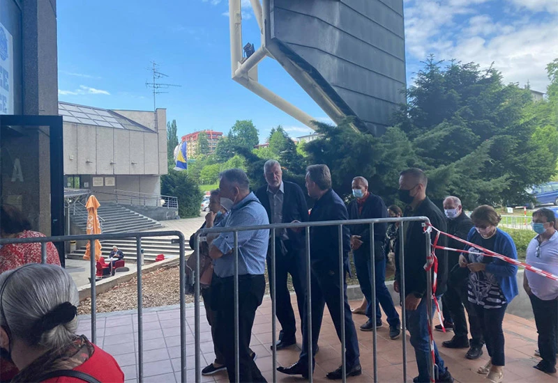 Bakir Izetbegović u redu za cjepivo