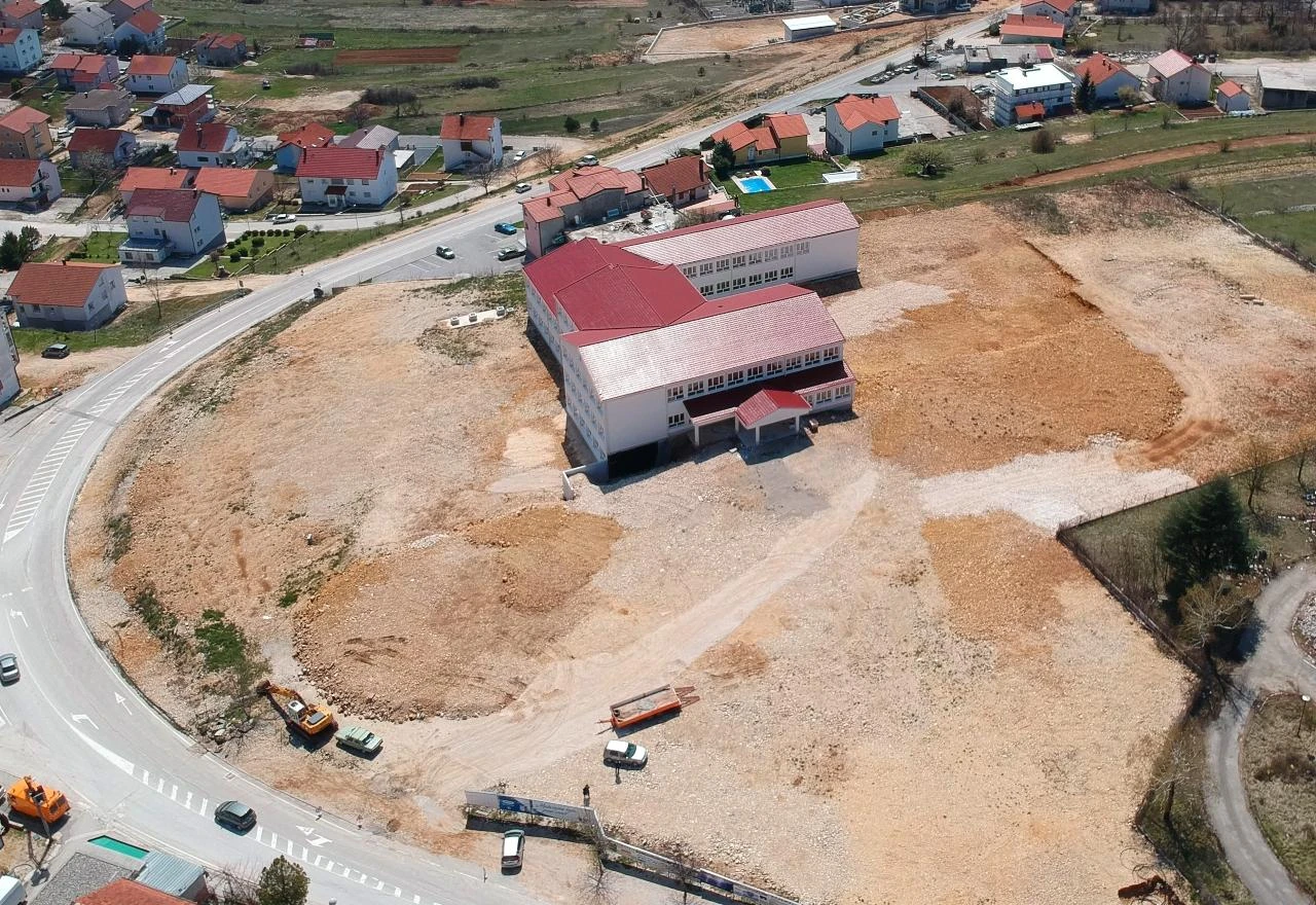 Posušje: Započinju radovi na uređenju platoa nove osnovne škole