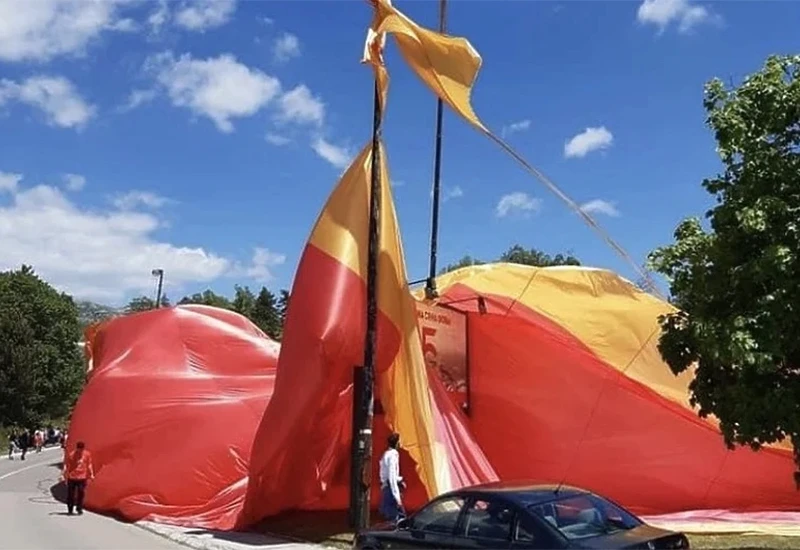 Najveća zastava Crne Gore se pocijepala prilikom podizanja
