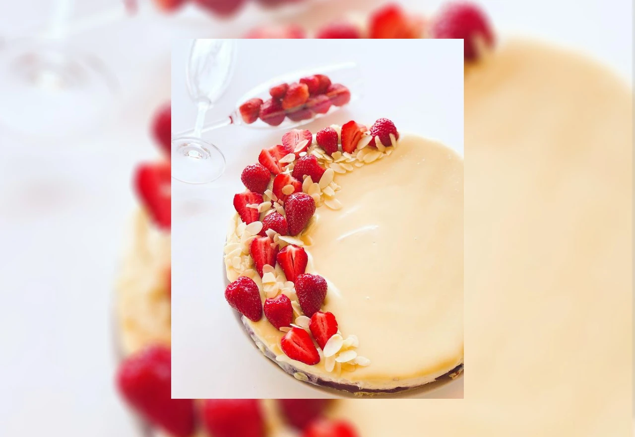 Savršen spoj bijele čokolade i jagoda - torta gotova za 30 minuta