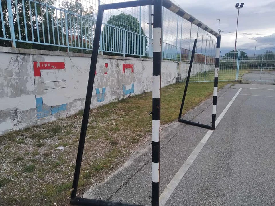 (ne)siguran gol u Kruševu: Roditelji se bune, ravnatelj tvrdi da je sigurno