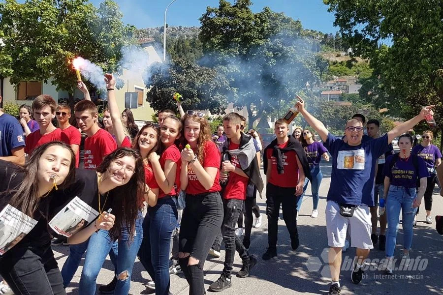 Čapljina: 'Šareni' maturanti na ulicama slave kraj srednjoškolskog obrazovanja