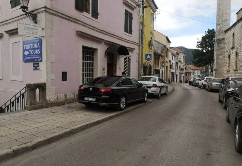 Mostar: Kad je službeno može i na trotoar