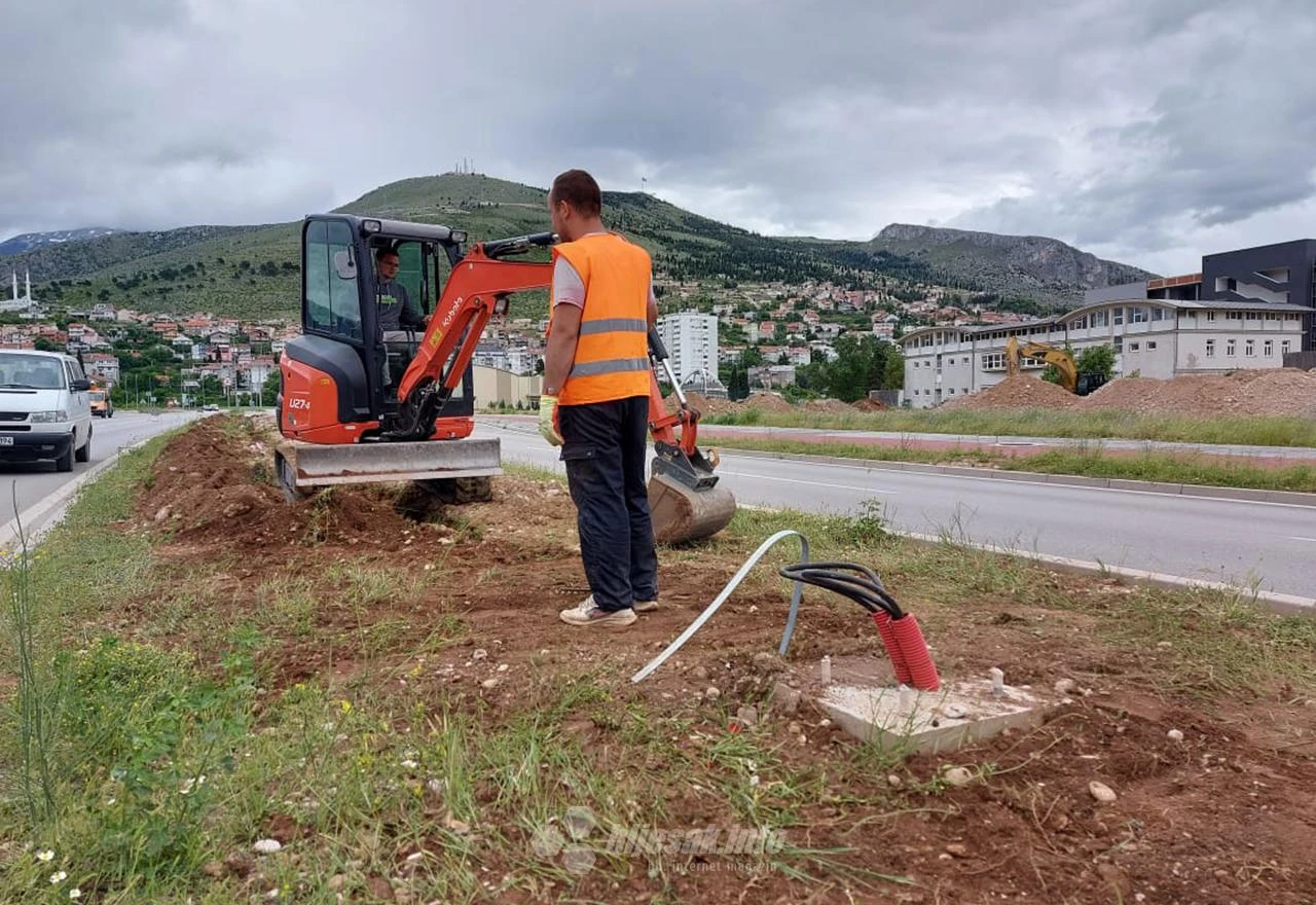 Oprezno preko mosta na vrhu Avenije