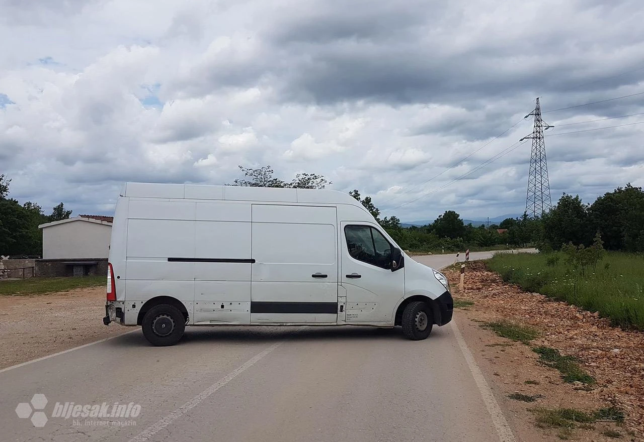 Mještani Zvirovića blokirali cestu: Ne možemo živjeti od prašine