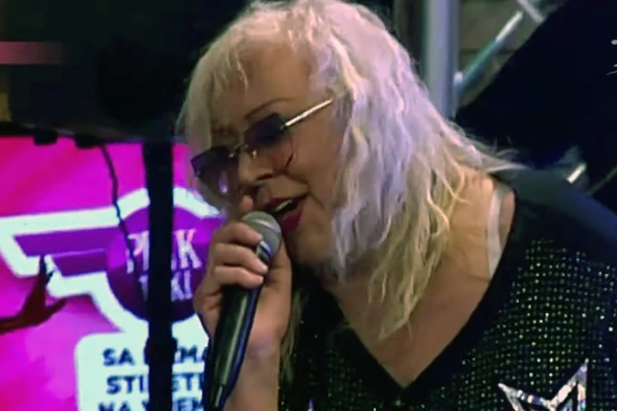 Zadrugarka Zorica Marković zapjevala 'Čudna jada od Mostara grada' u TV emisiji