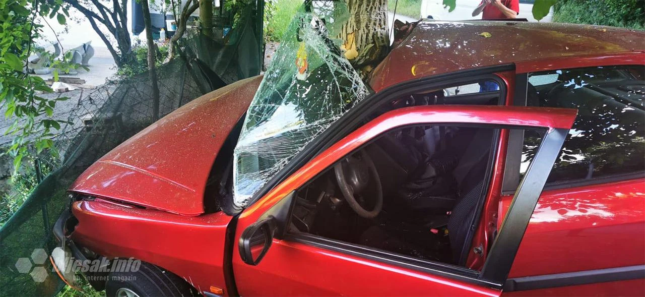 Vojno: Peugeotom udario u drvo 