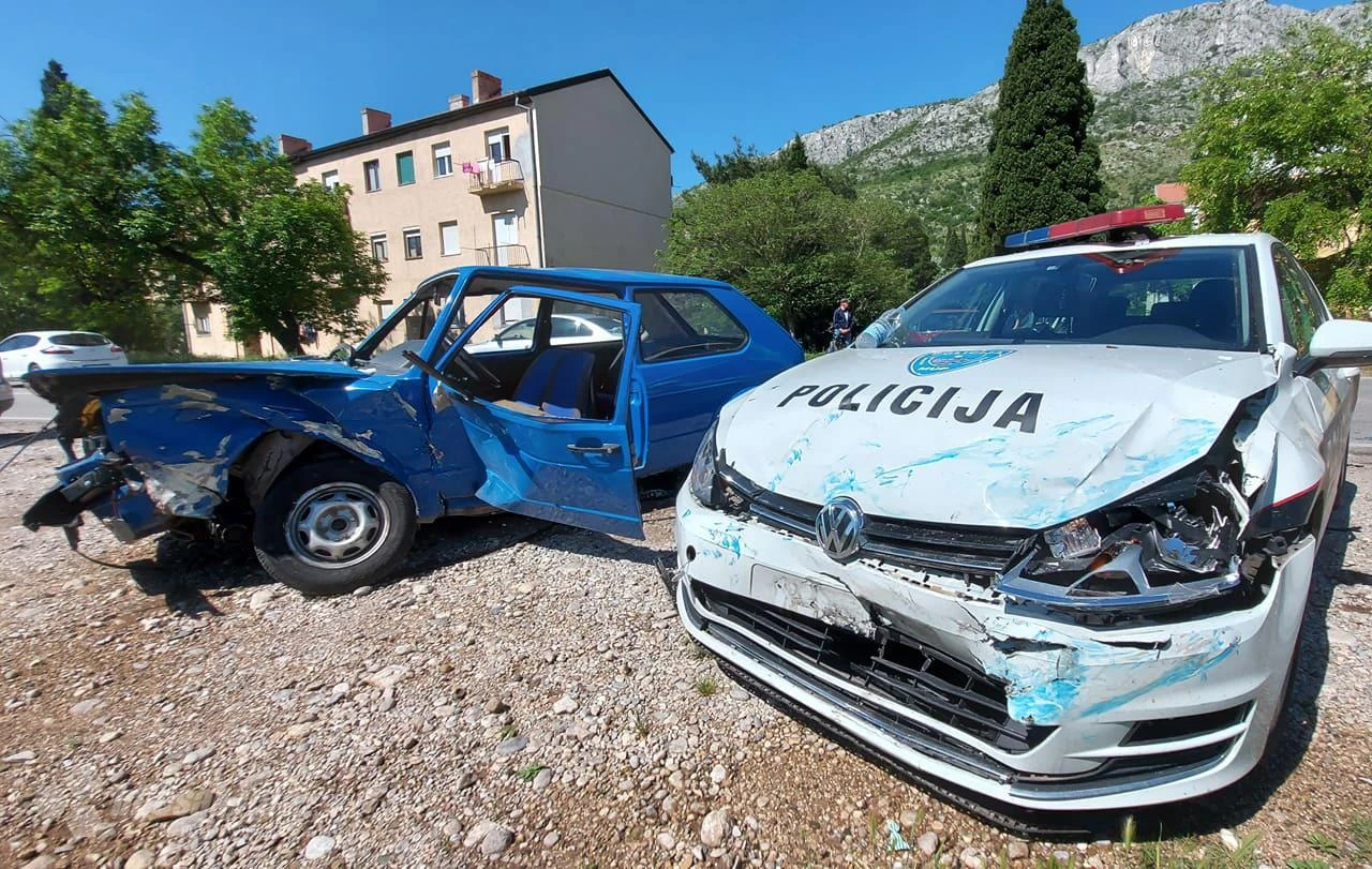 Tri osobe ozlijeđene u sudaru policijskog i ''običnog'' Golfa