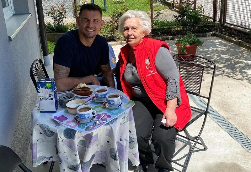 Lovren objavio fotografiju s bakom iz Kraljeve Sutjeske