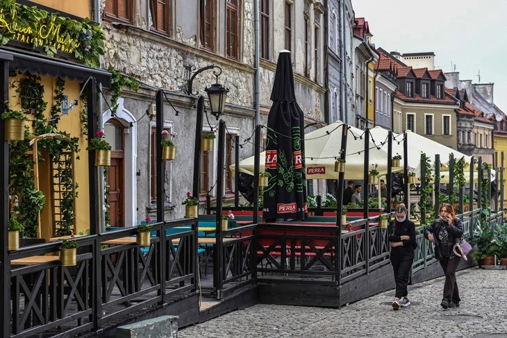 Poljaci šampanjcem proslavili otvaranje terasa