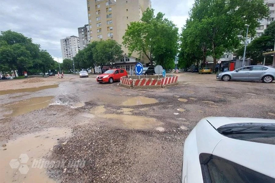 Potrebna je vještina: Kako zaobići rupe, a da ne udariš u drugo vozilo?