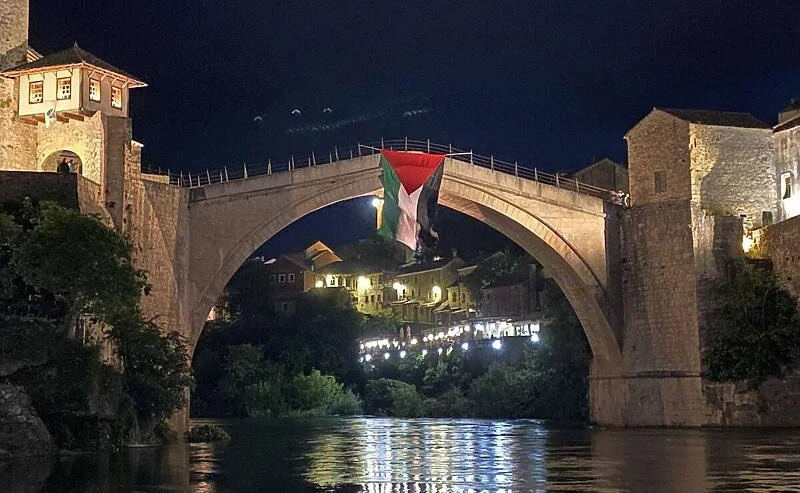 Na Starom mostu zavijorila zastava Palestine