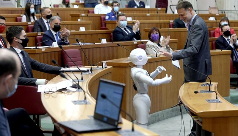 Zanimljive konverzacije s robotom u Saboru