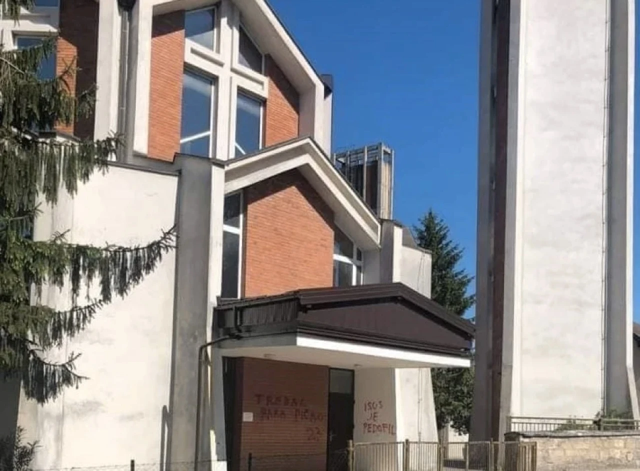 Uvredljive poruke osvanule na crkvi u Bihaću