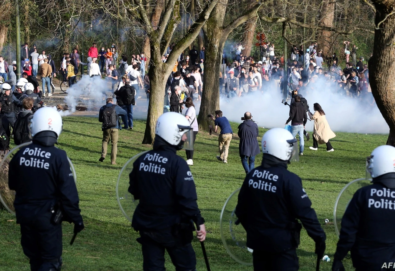 Tisuće ljudi slavilo kraj policijskog sata