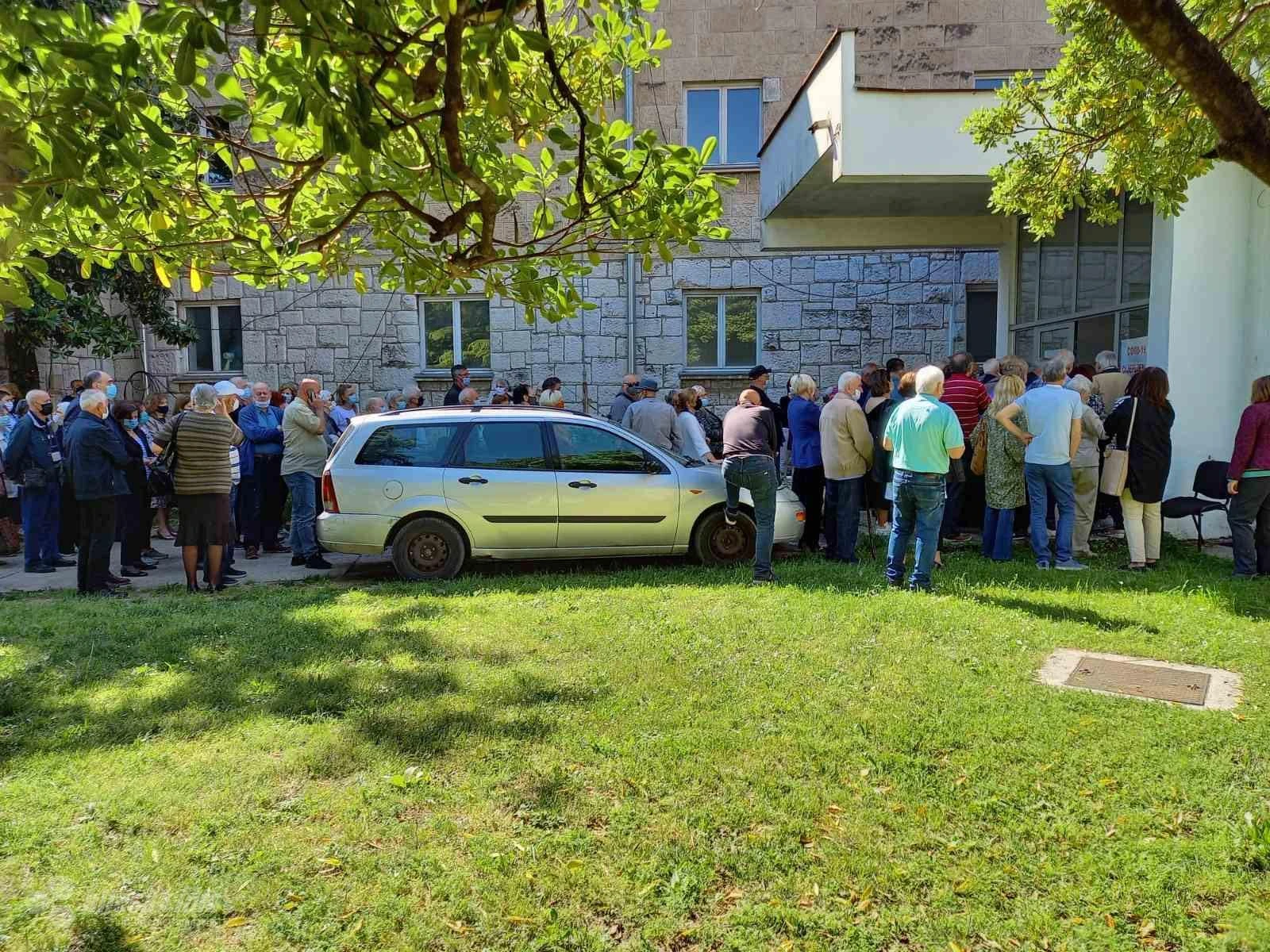 Gužve ispred Kosače za cijepljenje sve veće