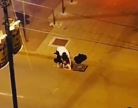 VIDEO | Djevojka usred noći izlazi iz šahta