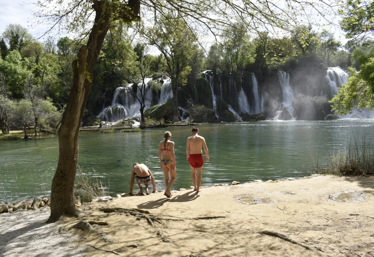Lijepo vrijeme izmamilo kupače na Kravice