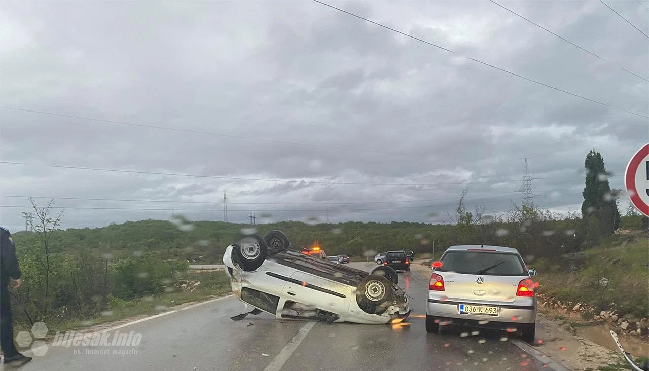 Čula: Automobil završio na krovu