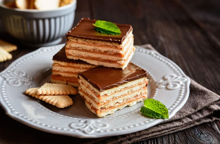 Recept za sočni kolač od keksa i pudinga gotov za tren