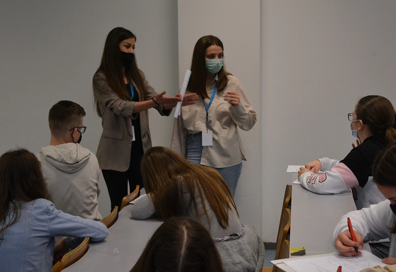 Studenti novinarstva upoznali osnovnoškolce s prednostima i manama youtubera