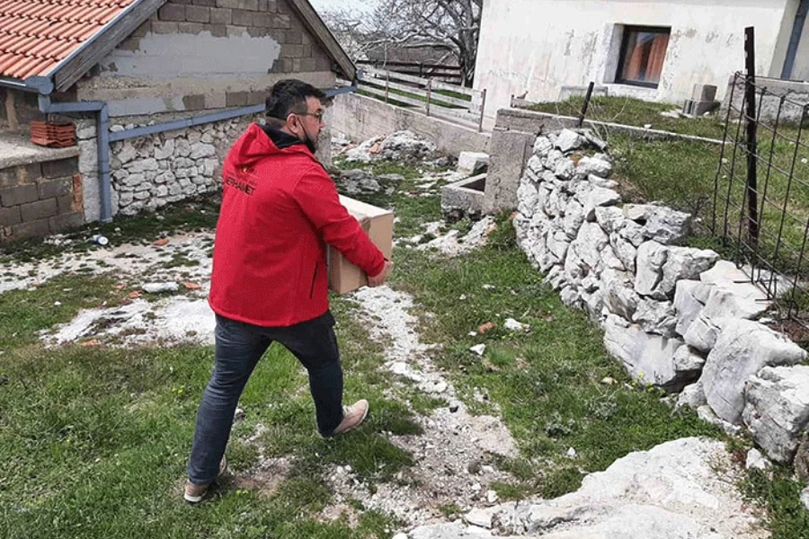 Merhamet podijelo pakete u Mostaru i somune u Prozoru