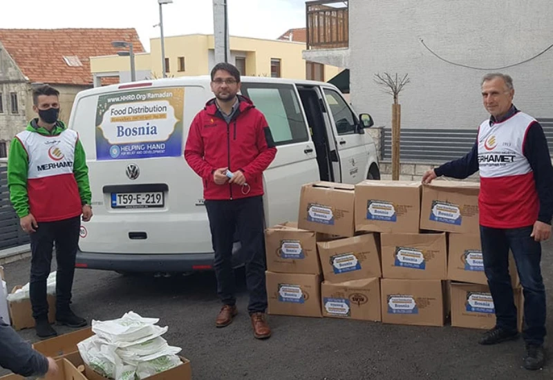 Tomislavgrad: Postačima podijeljeno 450 somuna i 240 kg hurmi, 32 obitelji dobile pakete