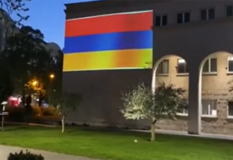 Kosača u bojama armenske zastave