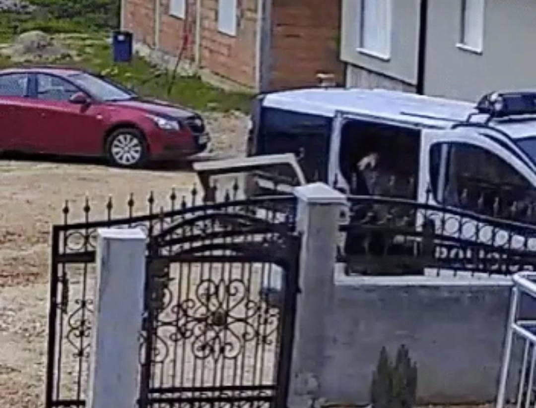 Policija ostala bez vrata na kombiju
