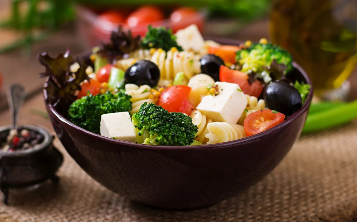 Idealan brzi ručak - grčka salata s tjesteninom