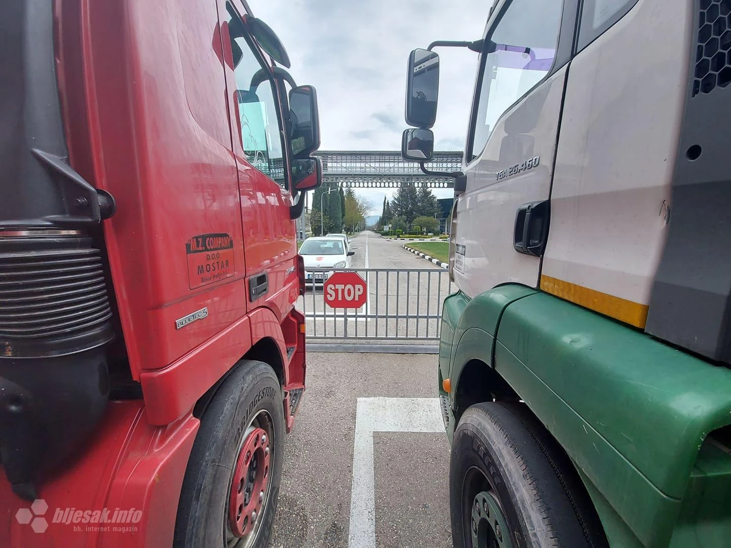 Kamionima blokirali ulaz u Aluminij Industriju