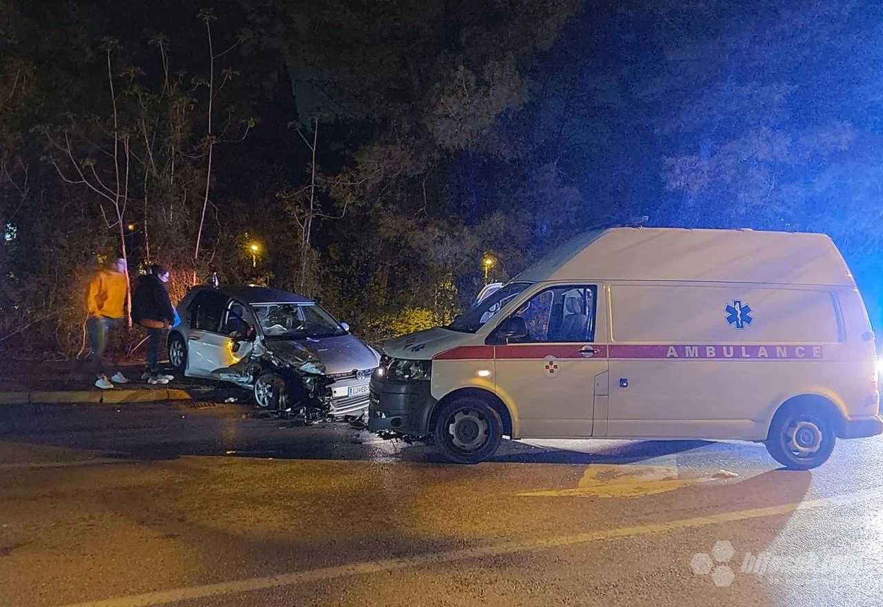 Pet ozlijeđenih u sudaru Golfa i Hitne