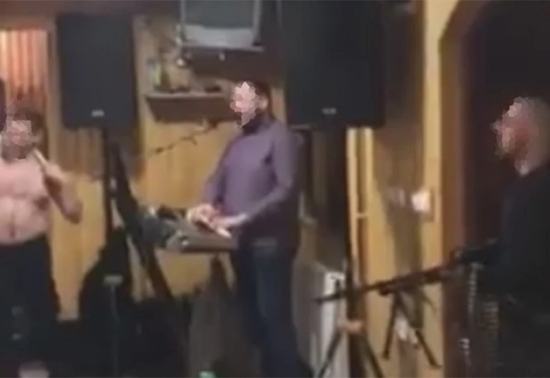VIDEO | Ušao u kafanu s mitraljezom i ispalio rafal u strop