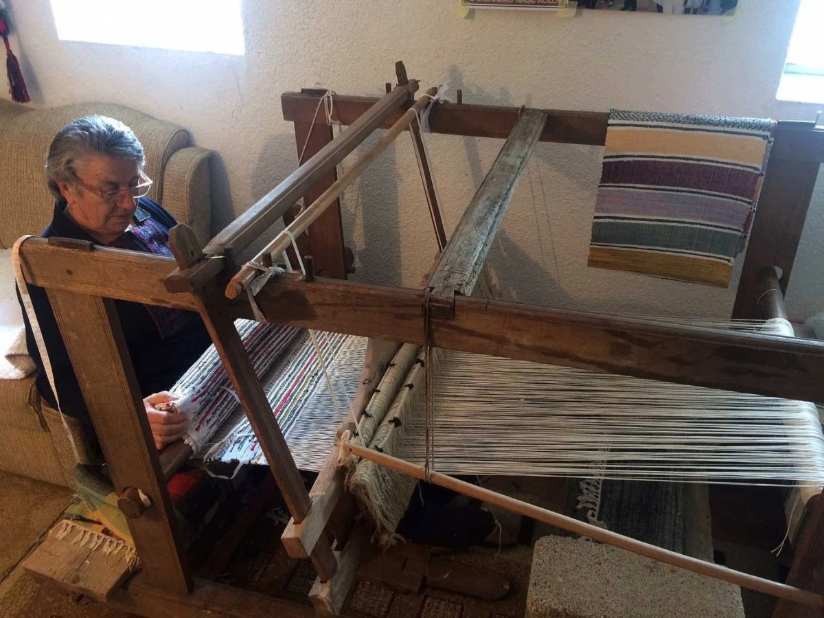U sedmom desetljeću života njeguje zanat ručnog izrađivanja narodnih nošnji