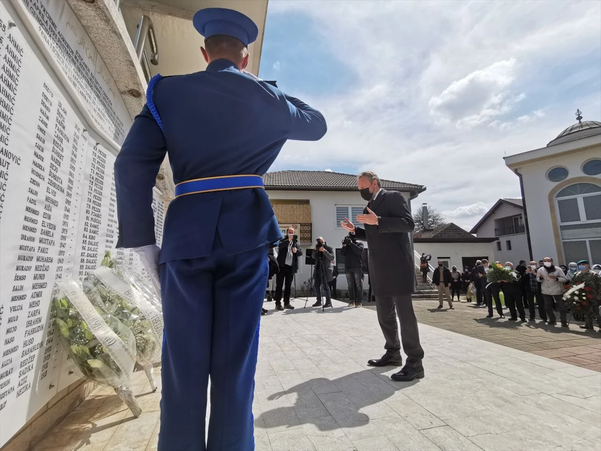 Izetbegović u Ahmićima: Ne smijemo prestati tražiti tijela ubijenih
