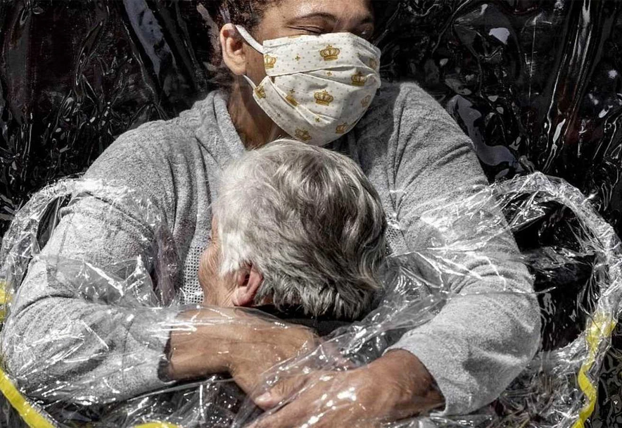 Fotografija 2021. godine World Press Photo je simbol covida-19 i "nade"