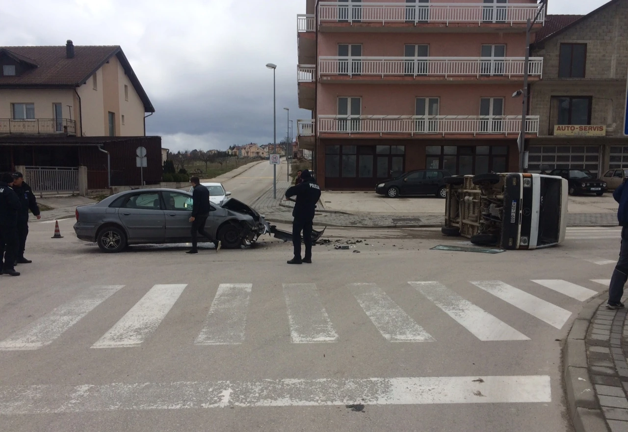 Tomislavgrad: Kombi završio na boku, ozlijeđene dvije osobe   