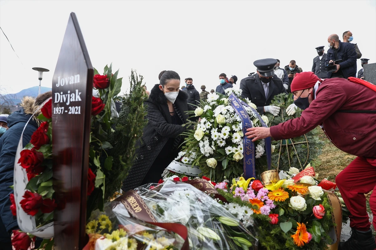 U Sarajevu pokopan general Jovan Divjak, stotine ljudi na sprovodu
