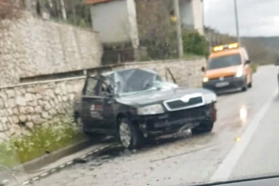Razbijena Škoda na cesti Široki Brijeg-Mostar