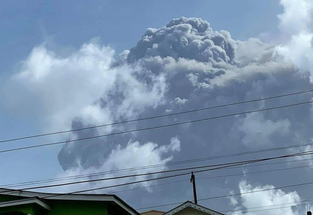 Vulkan na Sv. Vincentu: Eksplozivna erupcija izazvala masovnu evakuaciju