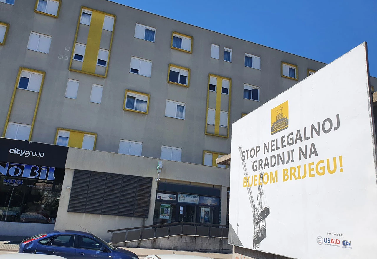 Bešlićeva gradnja osvanula na plakatima