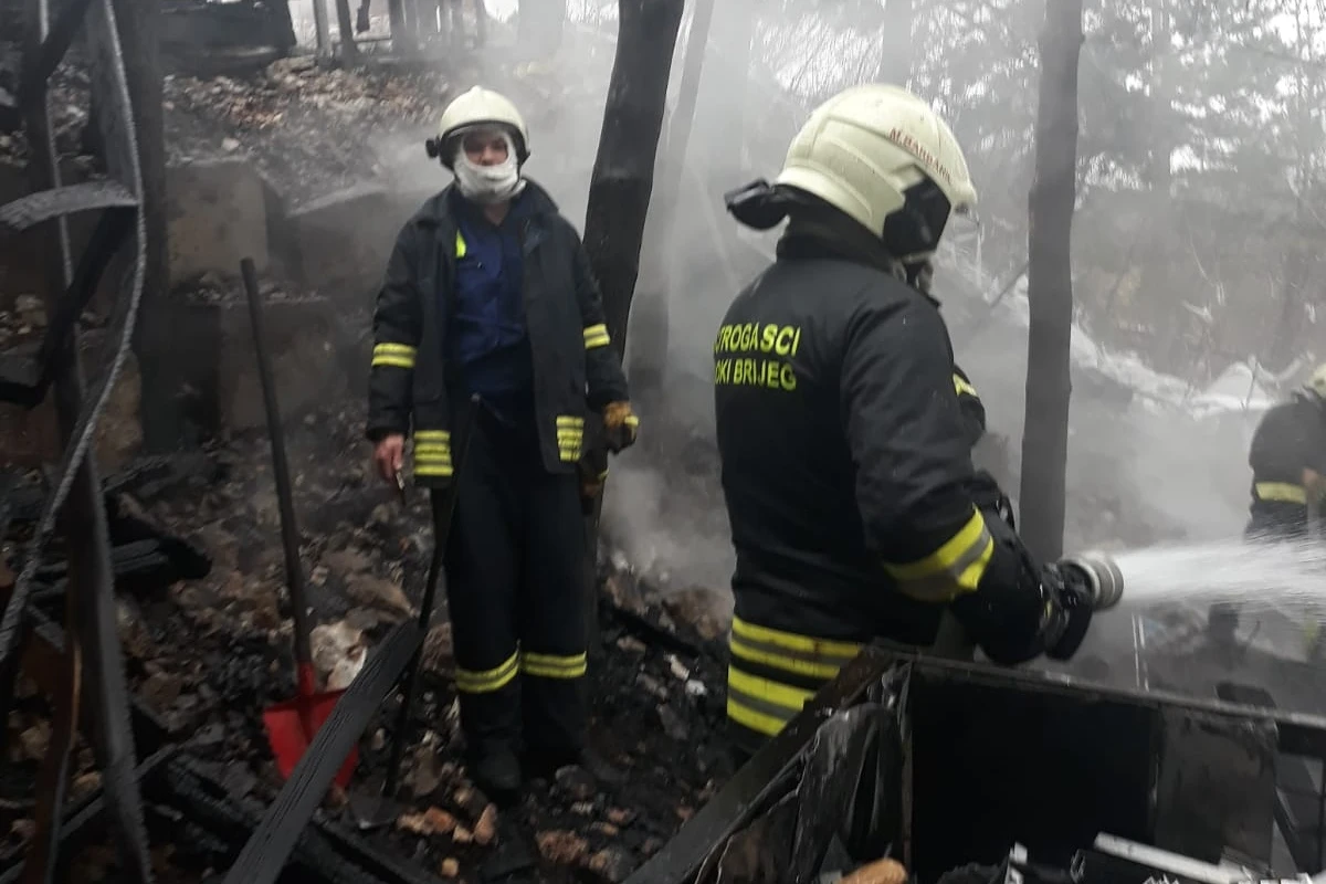 Široki Brijeg: Ugašen veliki požar na gospodarskom objektu